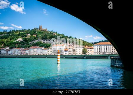 Landschaftlich reizvolle Aussicht auf Vienne Stadt mit Rhone Fluss und Brücke und mittelalterlichem Schloss von la Batie in Vienne Isere Frankreich Stockfoto