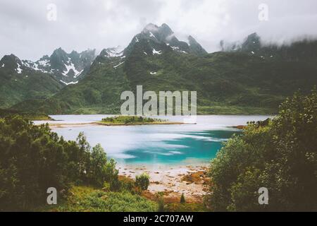 Neblige Berge und Fjordlandschaft in Norwegen Strand mit türkisfarbenem Meerwasser skandinavische Natur Wildnis stimmungsvolle Landschaft Stockfoto