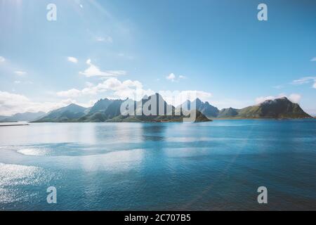 Norwegen Landschaft Fjord und Berge skandinavische Natur Vesteralen Inseln Wildnis blaues Meer sonnige Tageslandschaft Stockfoto