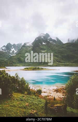 Berglandschaft in Norwegen Meer Fjord Strand skandinavische Natur Wildnis neblige Landschaft Sommersaison Stockfoto