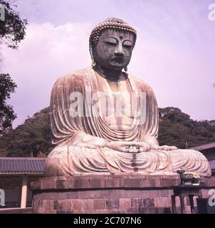 1950er Jahre, historisch, großer Buddha von Kamakura, Japan, eine riesige Bronzestatue von Amida Buddha, die auf dem Gelände des Kotokuin Tempels steht. Stockfoto