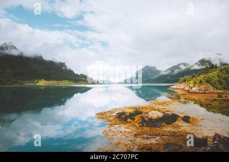 Norwegen Landschaft Fjord und Berge Wasser Reflexion skandinavische Natur schöne Reiseziele Sommer Saison Vesteralen Inseln Stockfoto