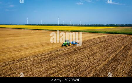 Varna, Bulgarien - 09. Jul 2020 ein Feld mit John Deere 7730 Traktor pflügen. John Deere wurde 1995-1999 hergestellt und hat JD 7,6L oder 8,1L 6-c Stockfoto