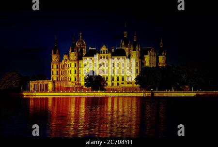 Schweriner Schloss bei Nacht beleuchtet. Deutschland Stockfoto