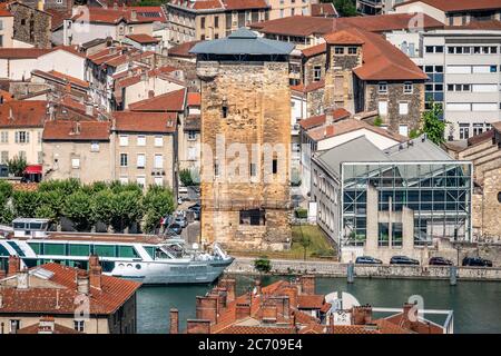 Vienne France , 11 Juli 2020 : Fernsicht auf den Turm von Valois Sainte-Colombe Frankreich Stockfoto