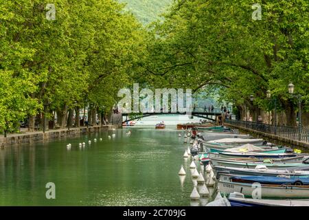 Boote auf dem Canal du Vasse, Annecy, Französische Alpen, Departement Haute Savoie, Auvergne-Rhone-Alpes, Frankreich Stockfoto