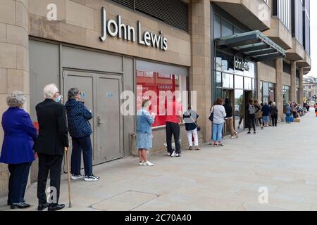 Edinburgh, Schottland, Großbritannien. Am 13. Juli 2020 wurde in Schottland nach einer weiteren Lockerung der Coronavirus-Sperre die Wiedereröffnung von Einkaufszentren durchgeführt. Das Kaufhaus John Lewis & Partners öffnete früh um 9.30 Uhr, nachdem sich draußen eine lange Schlange gebildet hatte. Iain Masterton/Alamy Live News Stockfoto