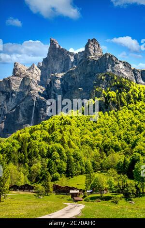 Cirque du Fer A Cheval klassifiziert Grand Site de France. Kalksteingipfel bei Sixt Fer a Cheval. Französische Alpen. Haute-Savoie. Auvergne-Rhone-Alpes Stockfoto