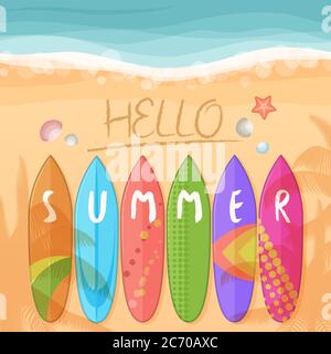 Vektor-Illustration des Strandes mit Surfbrettern auf Sand und Hallo Sommer Text. Exotische Sommerferien Draufsicht Banner, Poster, Flyer, Karte, Postkarte, Cover-Broschüre Stock Vektor