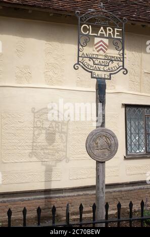 Das Straßenschild für die Wollstadt Clare in Suffolk im ländlichen Suffolk, am 10. Juli 2020, in Clare, Suffolk, England. Während des Mittelalters wurde Clare eine wohlhabende Stadt, die auf der Herstellung von Stoffen basiert. Der Wollhandel war bereits im 13. Jahrhundert präsent und wuchs mit wachsender Nachfrage stetig. 3000 lokale Flöhe wurden allein von Clare Manor im Jahr 1345 verkauft. In den 1470er Jahren produzierte Suffolk mehr Stoff als jeder andere Landkreis. Stockfoto