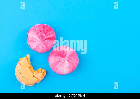 Makkaroni-Kekse in verschiedenen Farben, isolieren. Stockfoto