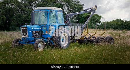 Ford 6600 Traktor Utility-Modell mit Riko Anhänger und Kran Stockfoto