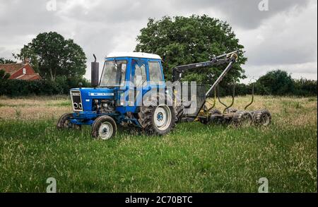 Ford 6600 Traktor Utility-Modell mit Riko Anhänger und Kran Stockfoto