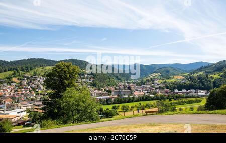 Oppenau, Deutschland. Juli 2020. Das Dorf Oppenau ist von Bergen und Wäldern in einem Tal umgeben. Seit dem Morgen sucht ein großes Polizeikontingent nach einem bewaffneten Mann, der die Kontrollbeamten bei einer Inspektion entwaffnet und geflohen sein soll. Die Polizei sucht nun den Mann in den Wäldern um das Dorf herum. Quelle: Philipp von Ditfurth/dpa/Alamy Live News Stockfoto