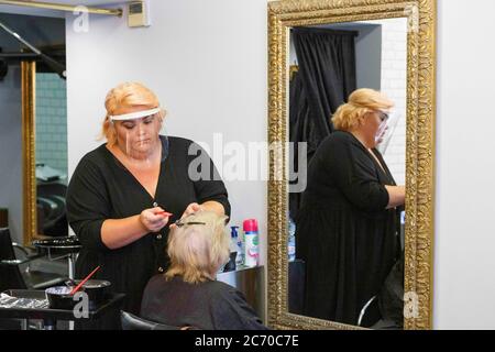 Carmarthen, Carmarthenshire, Wales, Großbritannien. Juli 2020. 13 Eine Dame hat einen Haarschnitt in Cloud 9 Salon als Barbiere und Friseure wieder in Wales mit der Lockerung von Coronavirus / Covid-19 Lockdown-Beschränkungen öffnen.. Kredit: Gruffydd Ll. Thomas/Alamy Live News Stockfoto