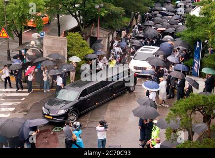 Seoul, Südkorea. Juli 2020. Ein Leichenwagen mit einem Sarg, der den Leichnam des verstorbenen Seoul Mayor Park Won-Soon enthält, verlässt das Seoul National University Hospital, um zum Seoul City Hall Gebäude für seine Beerdigung in Seoul, Südkorea, zu gehen. Park Won-Soon war drei-Amtszeit Bürgermeister und wurde als potenzieller Präsidentschaftskandidat angesehen. Er wurde Anfang Juli 10 tot aufgefunden. Lokale Medien berichteten, dass Park der sexuellen Belästigung seiner ehemaligen Assistentin beschuldigt wurde. Kredit: Aflo Co. Ltd./Alamy Live Nachrichten Stockfoto