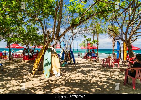KUTA BALI - INDONESIEN, 7. FEBRUAR : Surfboards am berühmten Strand von Kuta in Bali Indonesien 7. Februar 2020 Stockfoto