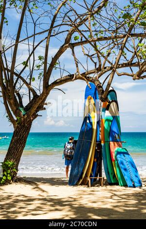 KUTA BALI - INDONESIEN, 7. FEBRUAR : Surfboards am berühmten Strand von Kuta in Bali Indonesien 7. Februar 2020 Stockfoto