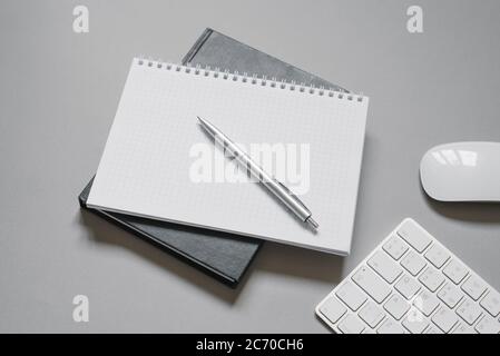 Notizbücher oder Tagebücher mit einer leeren Seite und einem Kugelschreiber darüber. Büromitarbeiter Stockfoto