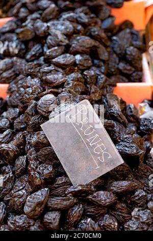 Biologische, gesunde Pflaumen, getrocknete Pflaumen, die auf einem Marktstand in Borough Market, London, England, ausgestellt werden Stockfoto