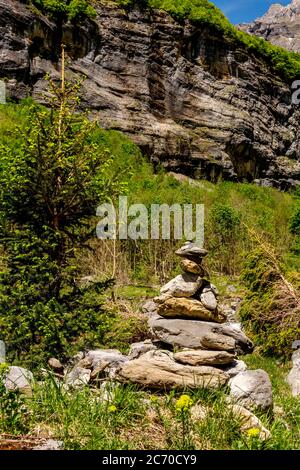 Cirque du Fer A Cheval klassifiziert Grand Site de France. Ein Haufen Felsen im Tal von Sixt Fer a Cheval. Haute-Savoie. Auvergne-Rhone-Alpes. Frankreich Stockfoto