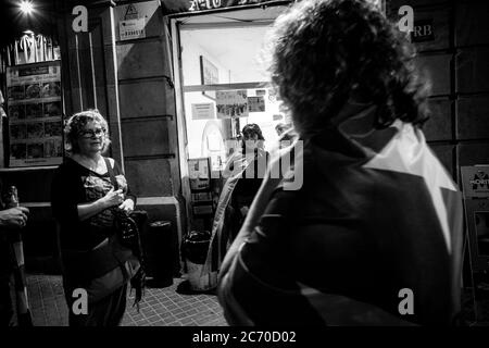 Eva, Teresa und Imma, plaudern vor einer Snackbar in einer Straße von Barcelona, Spanien. Datum: 10/10/2017. Foto: Xabier Mikel Laburu. Eine Gruppe von Dorfbewohnern aus Riudaura beschloss, nach Barcelona zu gehen, um zu sehen, wie Carles Puigdemont, Präsident der Generalitat, die Unabhängigkeit Kataloniens erklären würde. Stockfoto