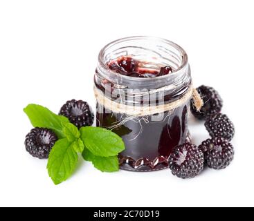 Marmelade aus schwarzen Himbeeren Cumberland in Glas und Minzblätter isoliert auf weißem Hintergrund Stockfoto