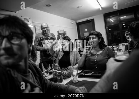 Die Menschen feiern die Unabhängigkeit Kataloniens in der örtlichen Bar der Riudaura, Spanien (Katalonien). Datum: 27/10/2017. Foto: Xabier Mikel Laburu. Stockfoto