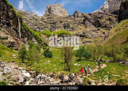 Wanderer im Cirque du Fer a Cheval klassifiziert Grand Site de France. Kalksteingipfel bei Sixt Fer a Cheval. Französische Alpen. Haute-Savoie. Frankreich Stockfoto