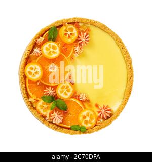 Käsekuchen mit Scheiben von Orange und Kumquat isoliert auf weißem Hintergrund. Draufsicht. Stockfoto
