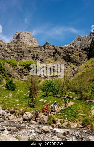 Wanderer im Cirque du Fer a Cheval klassifiziert Grand Site de France. Kalksteingipfel bei Sixt Fer a Cheval. Französische Alpen. Haute-Savoie. Frankreich Stockfoto