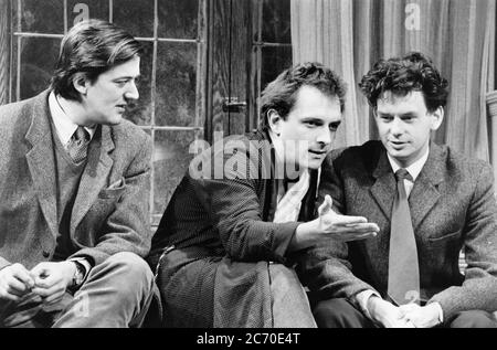 l-r: Stephen Fry (Humphrey), Rik Mayall (Nick), John Gordon-Sinclair (Peter) in THE COMMON PURSUIT Geschrieben & Regie von Simon Gray am Palace Theatre, Watford, England 03/03/1988 Design: David Jenkins Beleuchtung: Leonard Tucker Stockfoto