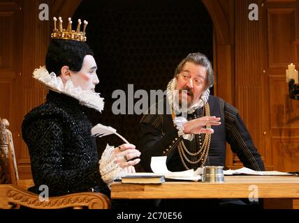 l-r: Mark Rylance (Olivia), Stephen Fry (Malvolio) in TWELFT NIGHT von Shakespeare im Apollo Theatre, London W1 17/11/2012 A Shakespeare's Globe, London Produktionsdesign: Jenny Tiramani Beleuchtung: David Plater Regie: Tim Carroll Stockfoto