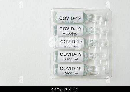 Ampullen mit Impfstoff gegen 2019-NCoV. Fläschchen mit Etikett Covid-19 auf weißem Hintergrund Stockfoto