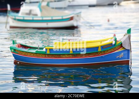 Typisch maltesisches Fischerboot, genannt luzzu, Malta Stockfoto