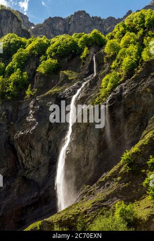 Cirque du Fer A Cheval klassifiziert Grand Site de France, Wasserfall bei Sixt Fer A Cheval. Französische Alpen. Haute-Savoie. Auvergne-Rhone-Alpes. Frankreich Stockfoto
