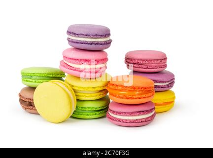 Verschiedene bunte französische Makronen isoliert auf weißem Hintergrund Stockfoto