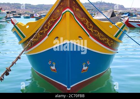 Typisches maltesisches Fischerboot, genannt luzzu mit dem Auge von Osiris, in Marsaxlokk, Malta Stockfoto