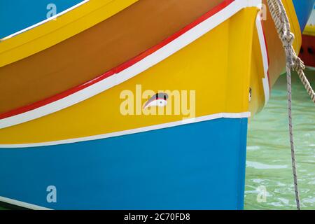 Typisches maltesisches Fischerboot, genannt luzzu mit dem Auge von Osiris, in Marsaxlokk, Malta Stockfoto