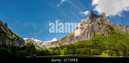 Cirque du Fer A Cheval klassifiziert Grand Site de France. Kalksteingipfel bei Sixt Fer a Cheval. Französische Alpen. Haute-Savoie. Auvergne-Rhone-Alpes Stockfoto