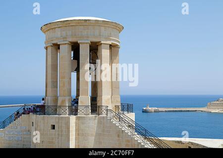 Zweiter Weltkrieg Belagerung Bell war Memorial von den Lower Barrakka Gardens, Valletta, Malta Stockfoto