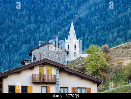 Alpenlandschaft der französischen alpen, Lanslevillard mit St. Michaels Kirche in den Provence Alpes, Frankreich. Stockfoto