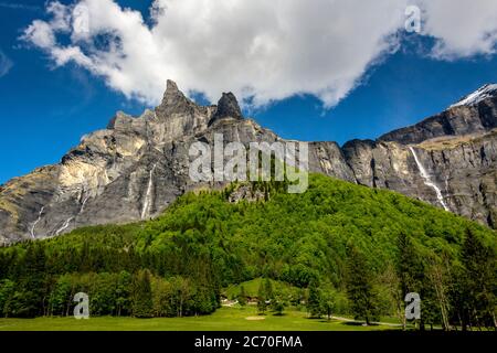 Cirque du Fer A Cheval klassifiziert Grand Site de France. Kalksteingipfel bei Sixt Fer a Cheval. Französische Alpen. Haute-Savoie. Auvergne-Rhone-Alpes Stockfoto