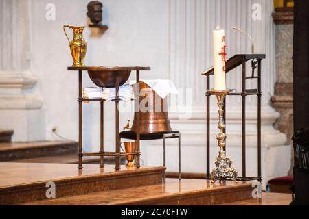 München, Deutschland. Juli 2020. Neben dem Taufbecken in der St. Michael Kirche steht eine beleuchtete Osterkerze. Quelle: Lino Mirgeler/dpa/Alamy Live News Stockfoto