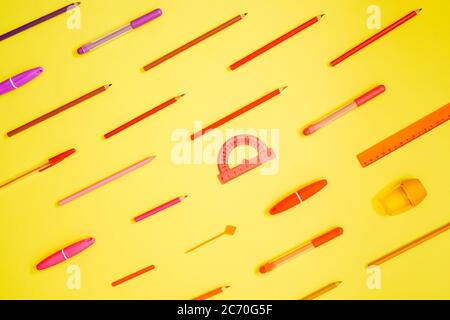 Schreibwaren auf Gelb. Flach liegend. Werkzeureihen, Verlaufsfarben. Stockfoto