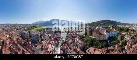 Annecy Stadtzentrum Panorama-Luftaufnahme mit der Altstadt, Burg, Thiou Fluss und Berge rund um den See, schöne Sommerurlaub Tourismus Stockfoto