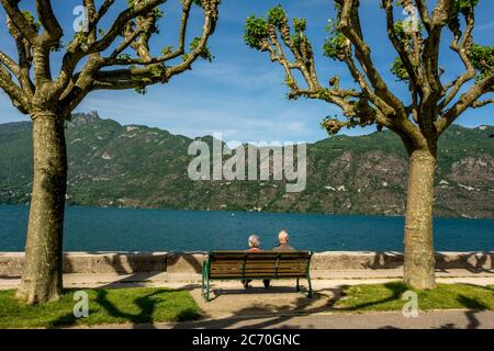 Rentnerpaar am See von Bourget, Aix-les-Bains, Haute-Savoie, Auvergne Rhone Alpes. Frankreich Stockfoto