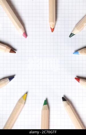 Flache Ansicht von weißem Notizbuch, Farbstifte auf einem Tisch. Vorbereitung auf eine Schule. Zurück zur Schule. Stockfoto