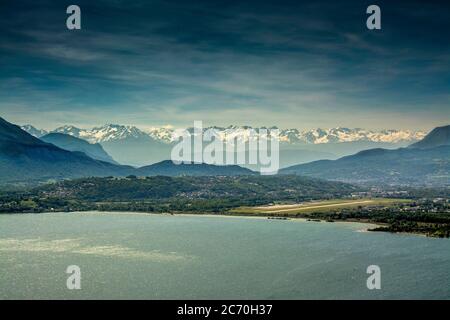 Panorama des Bourget Sees und Blick auf die französischen Alpen. Haute-Savoie. Auvergne Rhone Alpes. Frankreich Stockfoto