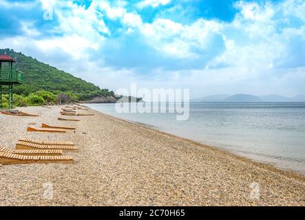 Kiesstrand an der Ägäis im Dilek Peninsula-Büyük Menderes Nationalpark in der Nähe von Kusadasi, Türkei Stockfoto